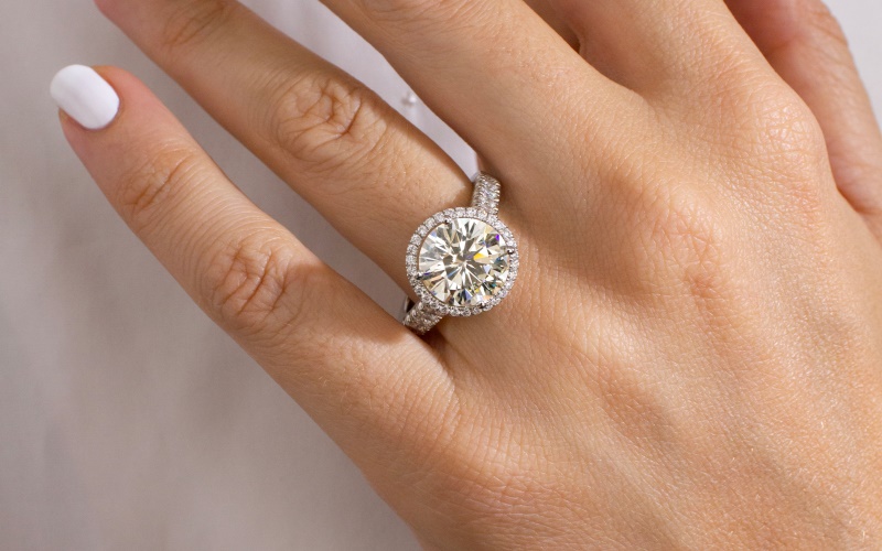 Revealing the Mysterious 4 Carat Lab Grown Oval Diamond: An Aesthetics and Light Symphony